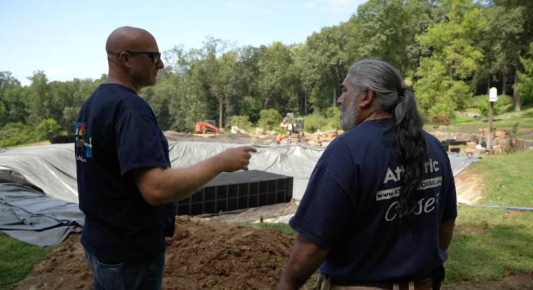 A 400,000-gallon pond places significant demands on circulation, oxygenation, debris management, and filtration. Water needs to move across a large and irregular footprint without creating stagnant areas. Organic material must be managed before it accumulates, and equipment needs to remain accessible for inspections and maintenance.